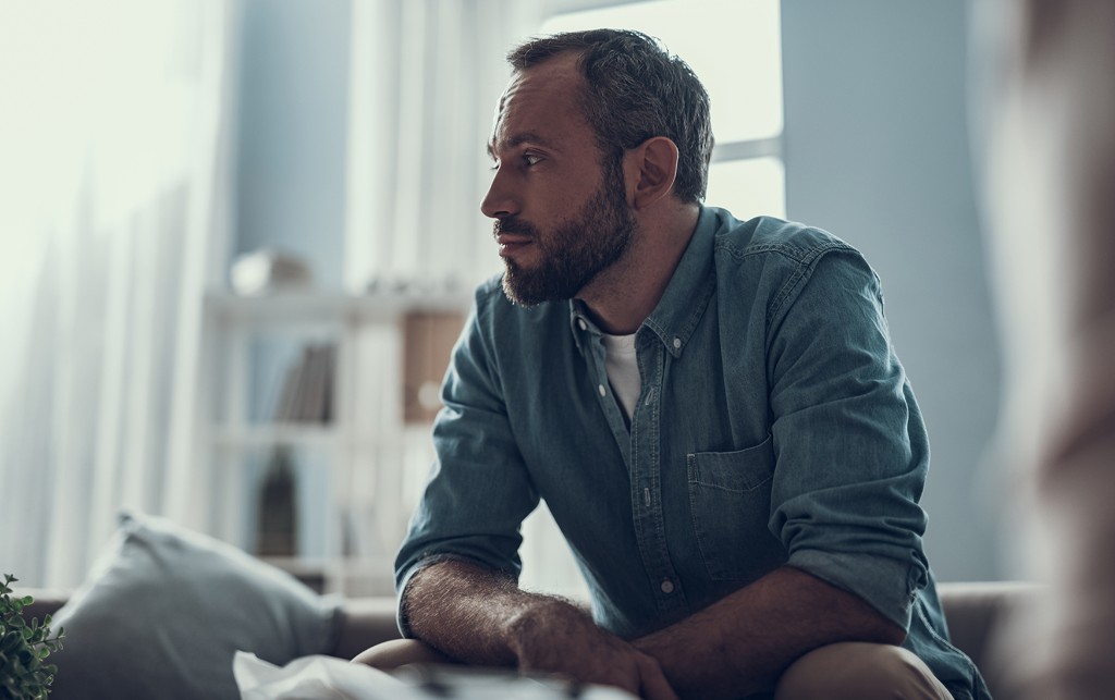 Hombre reflexionando sobre su salud