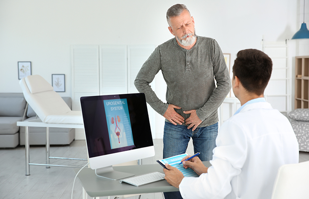 Médico revisando el sistema urogenital con paciente