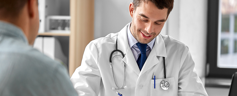 Médico conversando con paciente en consultorio