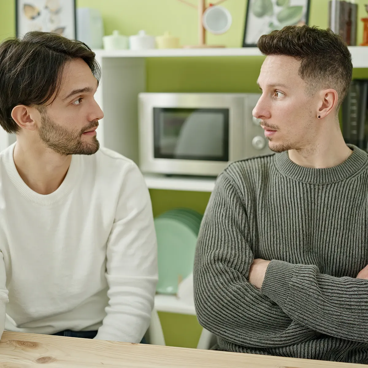 Dos hombres de la misma edad conversando sobre por qué crece la próstata de forma distinta