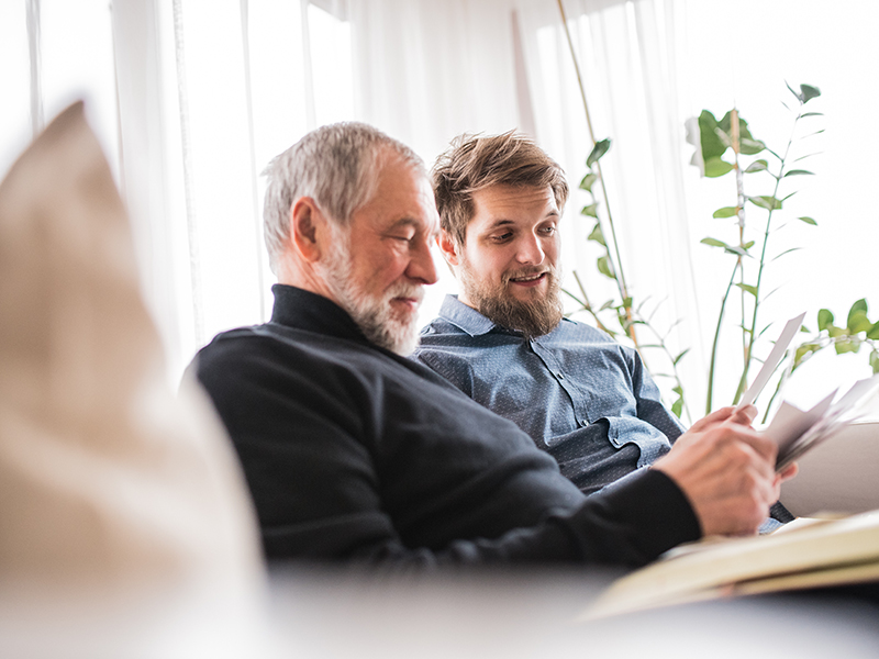 Hombre adulto mayor y hombre de mediana edad, etapas del crecimiento prostático