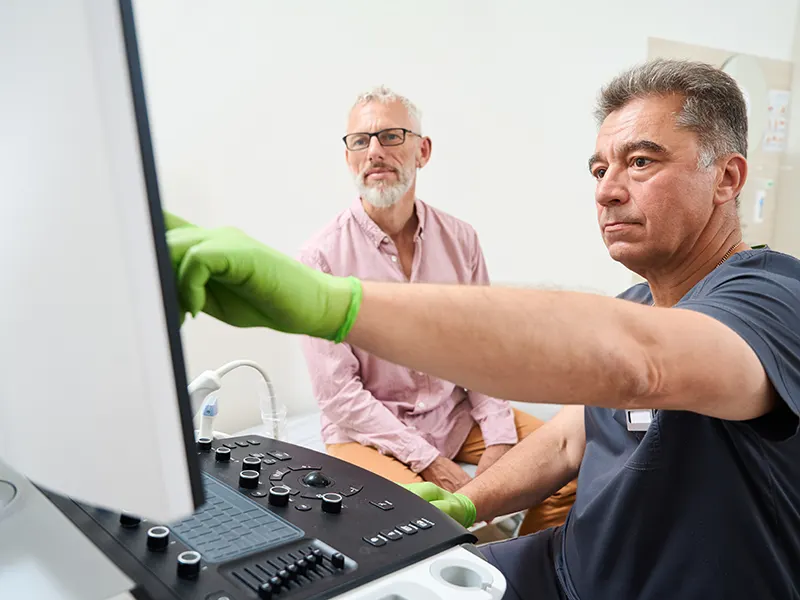 Médico realizando ultrasonido para estimar el volumen prostático